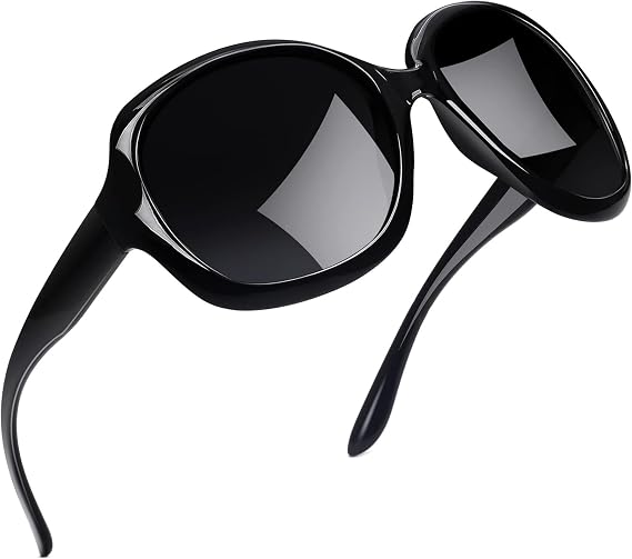 Oversized black sunglasses for a Miranda Priestly inspired outfit